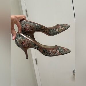 vintage 1960s Johansen  floral tapestry kitten heel pumps.